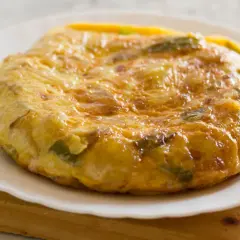 Złocista tortilla ziemniaczana z papryką na talerzu. Idealne śniadanie bez chleba, sycące i pyszne.