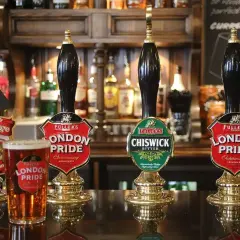 Kraniki z piwem w pubie. Widać piwo London Pride i Chiswick Bitter. Idealne na gorący dzień.