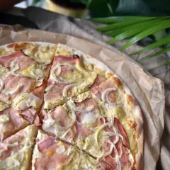 Pyszna pizza z szynką i cebulą, idealna na szybki obiad. Jaka szynka do pizzy? Najlepiej delikatna, która nie zdominuje smaku.