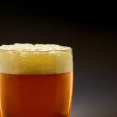 Szklanka piwa IPA z obfitą pianą. Idealny przepis na orzeźwiający napój.
