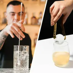 Barman miesza drink z lodem. Ktoś dodaje kulę lodu do drinka. Idealne piwo z lodem na upalne dni.