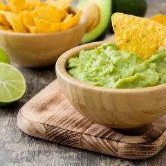 Pyszne guacamole z awokado, limonką i chrupiącymi nachosami. Idealne jako przekąska, z czym jeść guacamole? Z nachosami!