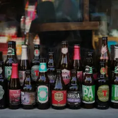 Wybór piw kraftowych: butelki Trappistes Rochefort, Brooklyn East IPA, Chimay, Goose Island IPA, Lindemans Kriek i inne.
