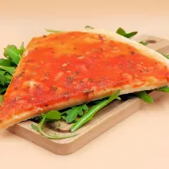 Kawałek pizzy marinara na desce z rukolą. Zastanawiasz się nad pizza marinara kcal?