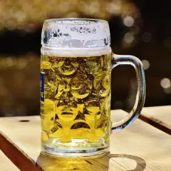 Chmielowy aromat unosi się nad kuflem pełnym złotego piwa. Idealne na letnie popołudnie.