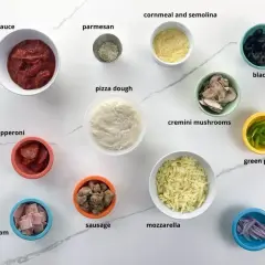 Składniki na pizzę: sos, ser, ciasto, pepperoni, szynka, kiełbasa, pieczarki, oliwki, papryka, cebula. Idealny farsz do pizzy!