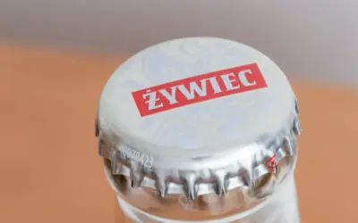 Metalowa zakrętka z logo Żywiec, gotowa do otwarcia. Idealna na orzeźwiający żywiec lager.