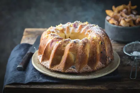 Szybka babka wilgotna, udekorowana skórką cytrynową i cukrem pudrem, kusi apetycznym wyglądem. Idealna na deser.