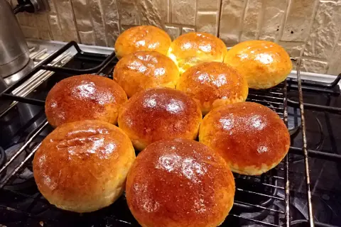 Świeżo upieczone, złociste bułki do burgerów, gotowe do podania. Idealny przepis na domowe burgery.
