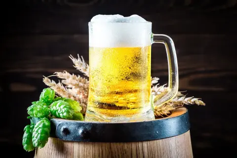 Chmiel i jęczmień zdobią kufel pełen orzeźwiającego american pale ale.