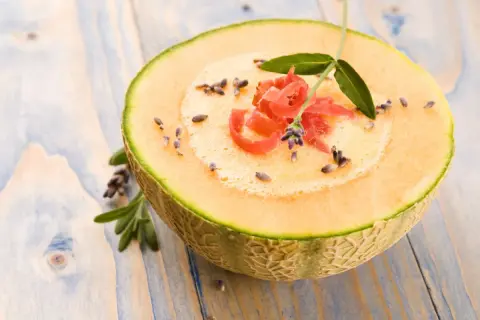 Jak jeść melona? Pokrojony na pół, z pianką, szynką parmeńską, lawendą i listkami. Pyszna inspiracja.