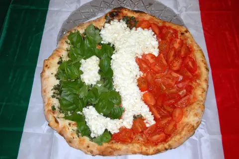 Pizza w barwach narodowych Włoch, przypominająca o tym, skąd wywodzi się pizza. Zielona bazylia, biały ser i czerwone pomidory.
