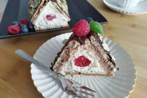 Słodka chatka Baby Jagi z kremem, czekoladą i owocami. Wygląda jakby ją Babcia sama piekła!