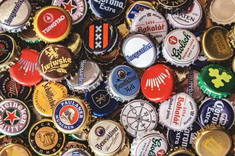 Kapsle po piwie z różnych browarów: Tsingtao, Lwiwskie, Hoegaarden, Grolsch, Paulaner, Heineken, Corona Extra i wiele innych.