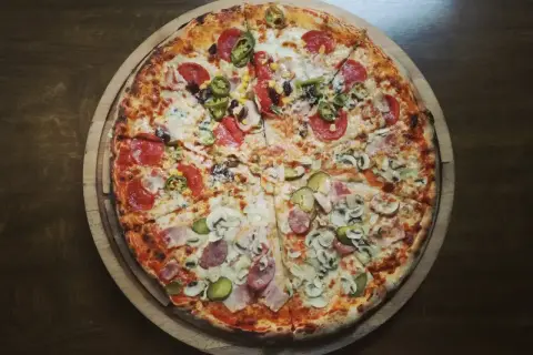 Apetyczna pizza 42 cm z salami, papryczkami jalapeño, kukurydzą, pieczarkami i ogórkiem. Zastanawiasz się, ile waży pizza 42 cm?