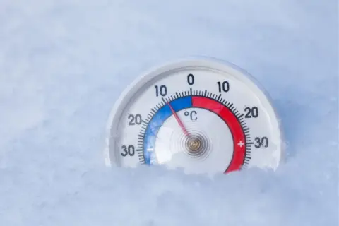 Termometr w śniegu pokazuje temperaturę poniżej zera. Idealnie, by schłodzić piwo w zamrażarce.