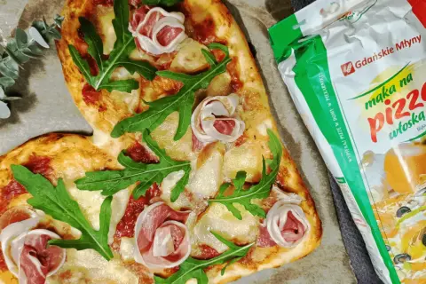 Serce z pizzy z szynką i rukolą obok mąki "Maka na pizzę włoską" - idealna do domowego wypieku.
