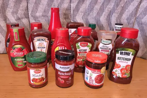 Kolekcja pikantnych ketchupów, w tym pierwszy ketchup w Polsce. Różne marki i opakowania.