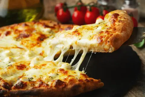Gorąca, ciągnąca się pizza z serem, która mówi: "jaka pizza jesteś? Jestem idealna!".