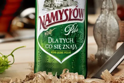 Chmiel i dłuto obok puszki piwa Namysłów Pils. Dla tych, co się znają, to piwo jasne pełne.