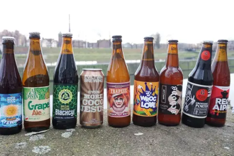 Rząd butelek i puszka piwa, w tym piwo dla kobiet "Grape Ale".