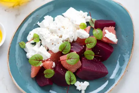 Sałatka z buraków, grejpfruta i sera feta. Idealna fit kolacja, lekka i kolorowa.