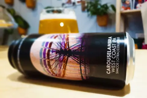 Puszka piwa "Carouselambra West Coast IPA" z motywem karuzeli. Idealne na wieczór, gdy masz ochotę na dobre ibu piwo.