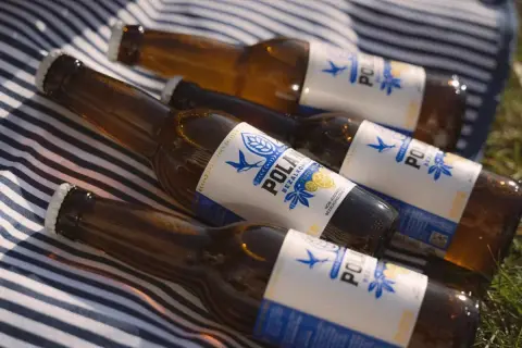 Butelki piwa bezalkoholowego na kocu. Czy piwo bezalkoholowe jest moczopędne? To pytanie zadaje sobie wielu, gdy relaksuje się na świeżym powietrzu.