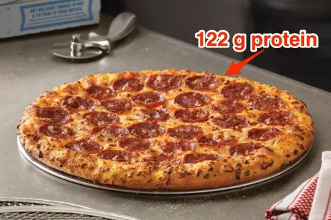 Pepperoni pizza z 122 g białka, idealna na szybki posiłek.