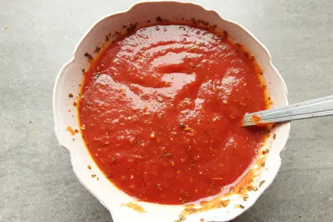 Domowy sos do pizzy jak z pizzerii, pełen ziół i pomidorów, gotowy do użycia.