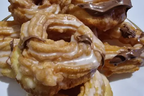 Pączki hiszpańskie bez szprycy, oblane lukrem i czekoladą, kuszą swoim wyglądem.