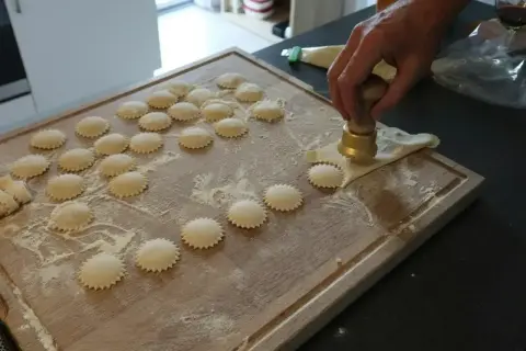 Ręcznie robione ravioli z cienkiego ciasta, wykrawane okrągłym stemplem.