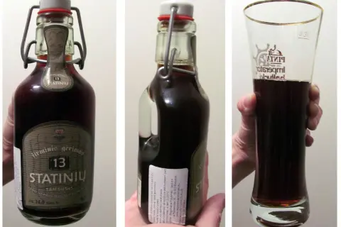 Butelka i szklanka z ciemnym piwem. Etykieta informuje o składzie chemicznym piwa: woda, chmiel, słód jęczmienny.