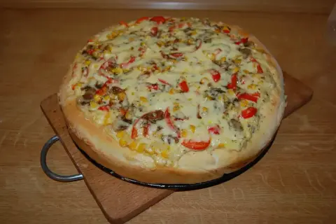 Domowa pizza z kukurydzą, papryką i pieczarkami, idealnie doprawiona. Zastanawiasz się, jakie przyprawy do pizzy wybrać?