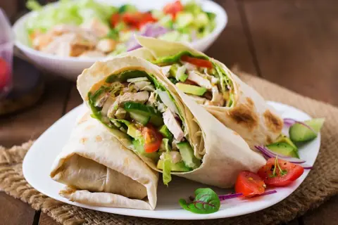 Dwa sycące wrapy z kurczakiem, awokado, pomidorami i ogórkiem. Idealne z czym tortilla na ciepło.