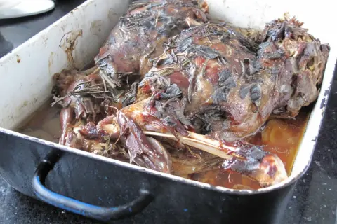 Pieczona jagnięcina w ziołach, idealna na rodzinny obiad. Ten przepis na jagnięcinę zachwyci każdego!