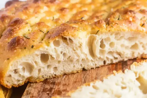 Puszysta focaccia z ziołami i solą, idealna do Twojego przepisu. Zobacz, jak pięknie wygląda jej wnętrze!