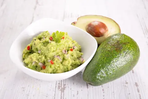 Pyszne guacamole Ani gotuje się z awokado, cebuli i papryczki chili. Idealne na przekąskę!