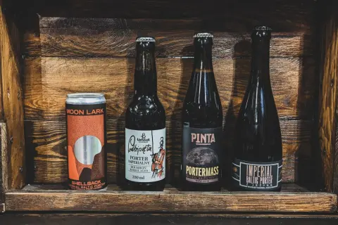 Cztery polskie piwa: puszka Moon Lark, butelki Podpięta, Pinta i Imperial Baltic Porter.