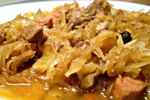 Pyszny bigos, tradycyjne polskie danie. Ten przepis na bigos to gwarancja sukcesu.