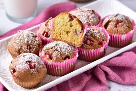Pyszne muffinki z truskawkami, posypane cukrem pudrem. Ania gotuje i tworzy słodkości, które zachwycają smakiem i wyglądem.