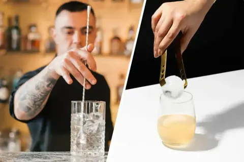 Barman miesza drink z lodem. Ktoś dodaje kulę lodu do drinka. Idealne piwo z lodem na upalne dni.