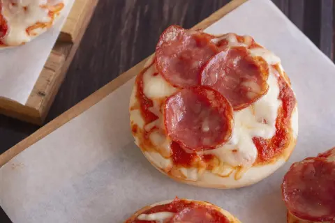 Mini pizze z salami i serem, idealne na szybką przekąskę. Sprawdź, ile mają mini pizza kcal!