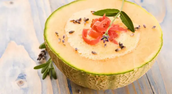 Jak jeść melona? Pokrojony na pół, z pianką, szynką parmeńską, lawendą i listkami. Pyszna inspiracja.