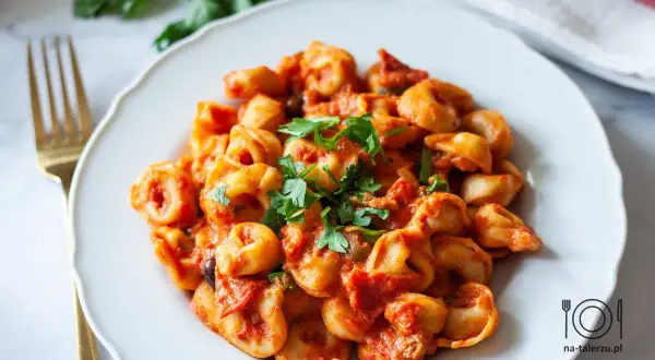 Pyszne tortellini w sosie pomidorowym z oliwkami i natką pietruszki. Idealne na szybki obiad, a przepis jest prosty!