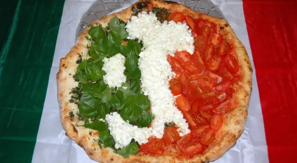 Pizza w barwach narodowych Włoch, przypominająca o tym, skąd wywodzi się pizza. Zielona bazylia, biały ser i czerwone pomidory.