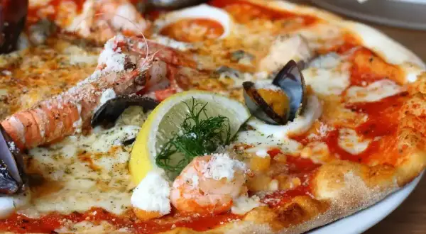 Wykwintna pizza z krewetkami, małżami i cytryną. Prawdziwy smak najdroższej pizzy na świecie.