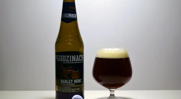 Butelka i kielich z ciemnym piwem typu barley wine. Etykieta informuje o edycji limitowanej.