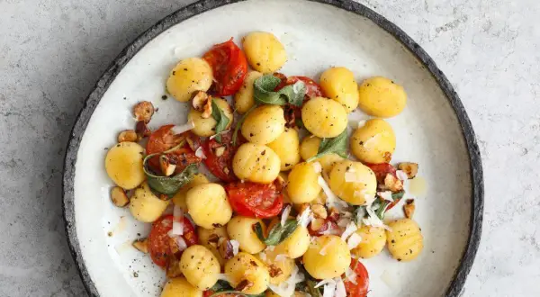 Gnocchi z pomidorkami, szałwią i orzechami. Prosty przepis na gnocchi z czym podawać, by zachwycić smakiem.