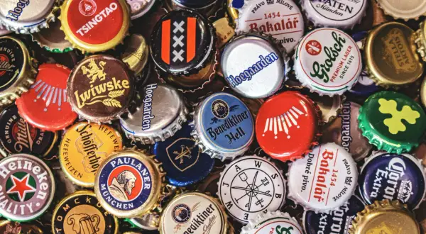 Kapsle po piwie z różnych browarów: Tsingtao, Lwiwskie, Hoegaarden, Grolsch, Paulaner, Heineken, Corona Extra i wiele innych.